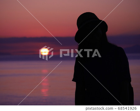海岸上的日落和女人剪影 海岸上的日落和女人剪影 68541926