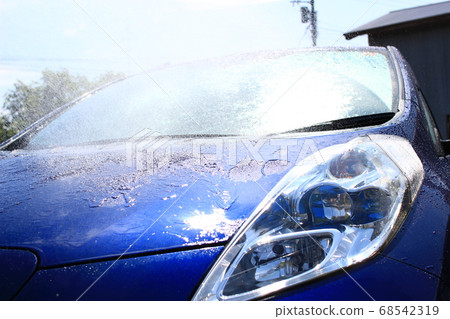 在晴朗的一天洗車 在晴朗的一天洗車 68542319