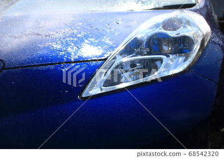 在晴朗的一天洗車 68542320