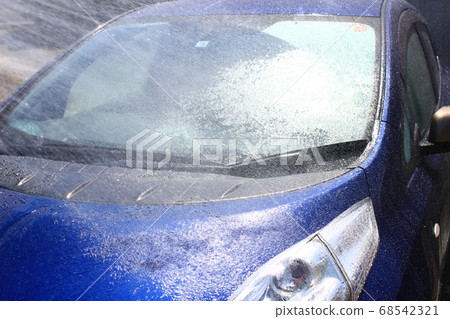 在晴朗的一天洗車 在晴朗的一天洗車 68542321