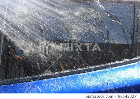 在晴朗的一天洗車 在晴朗的一天洗車 68542327
