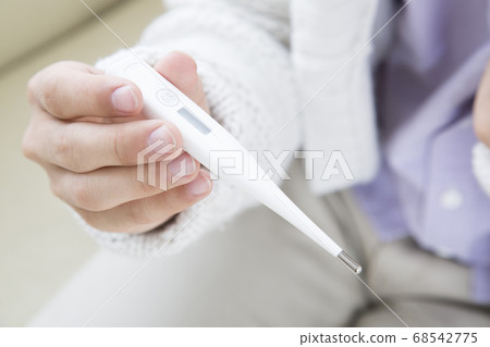 測量體溫的男人 68542775
