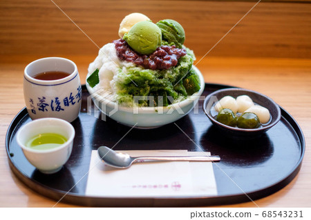 Japanese sweets from a long-established teahouse in Kyoto 68543231