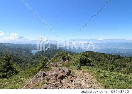 夏季從大伯小峰的足跡眺望富士山和南阿爾卑斯山 68543730