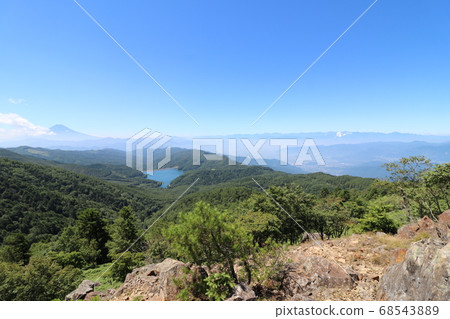 夏季從大伯小峰的足跡眺望富士山和南阿爾卑斯山 68543889
