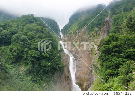 A famous waterfall full of negative ions 68544232