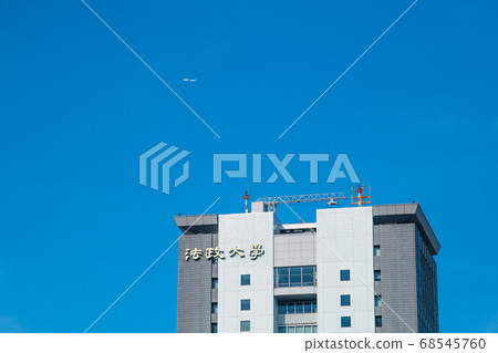 Tokyo cityscape in Japan: Hosei University (super high-rise "Boissonade Tower") and airplanes that look like blue sky 68545760