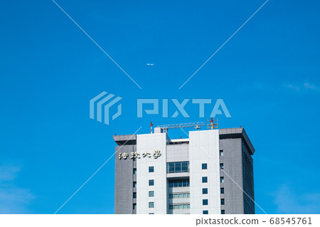 Tokyo cityscape in Japan: Hosei University (super high-rise "Boissonade Tower") and airplanes that look like blue sky Tokyo cityscape in Japan: Hosei University (super high-rise "Boissonade Tower") and airplanes that look like blue sky 68545761