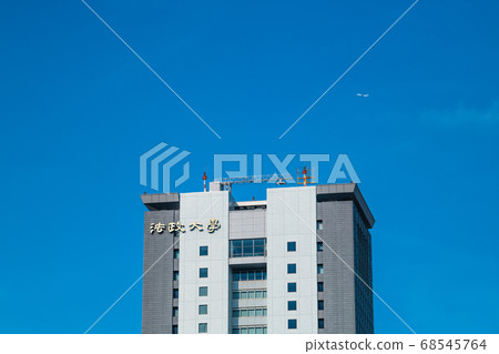 日本的東京城市景觀:法政大學(超高層“ Boissonade塔”)和看起來像藍天的飛機 日本的東京城市景觀:法政大學(超高層“ Boissonade塔”)和看起來像藍天的飛機 68545764