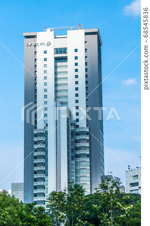 A view of Hosei University (super high-rise "Boissonade Tower") in the blue sky of Tokyo, Japan 68545836