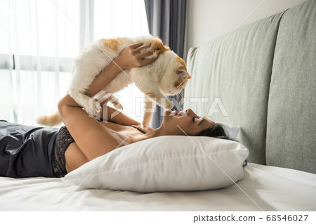 Sexy woman in lingerie on bed play with cat 68546027