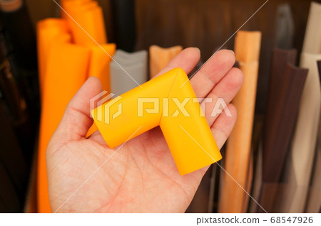 Hand with soft corner cushion 68547926
