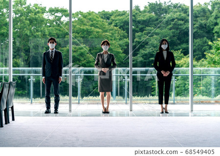 戴著口罩的業務團隊在辦公室裡要與社會保持距離 戴著口罩的業務團隊在辦公室裡要與社會保持距離 68549405