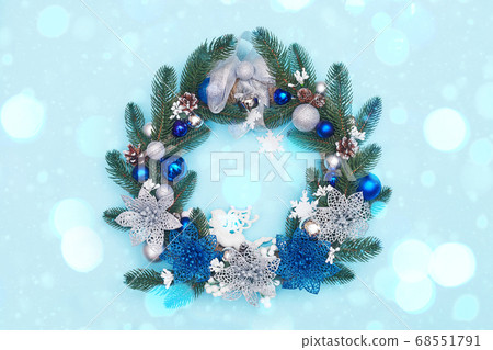 christmas wreath on a blue background, flatley, copyspace christmas wreath on a blue background, flatley, copyspace 68551791