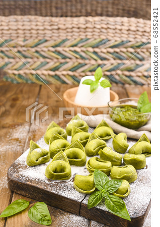 tortellini e tortelloni typical dishes emilia italy tortellini e tortelloni typical dishes emilia italy 68552421