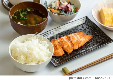 早餐米飯配三文魚,味o湯,烤雞蛋和章魚醋 早餐米飯配三文魚,味o湯,烤雞蛋和章魚醋 68552424