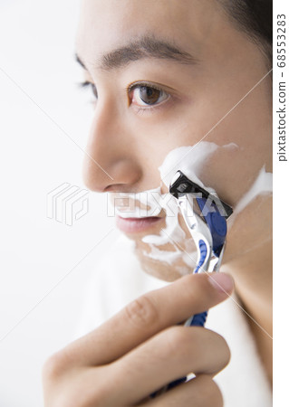 一個男人剃他的鬍子 68553283