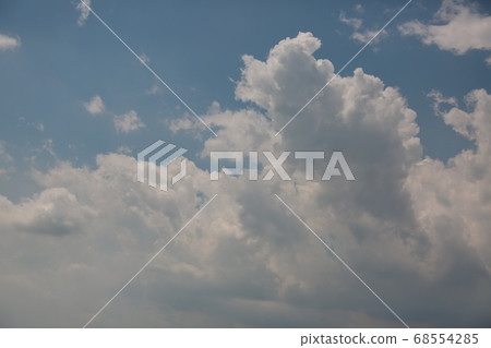 I looked up at the sky in Ibaraki on a clear day 68554285