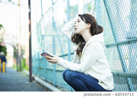 觀看智能手機的婦女 觀看智能手機的婦女 68554713