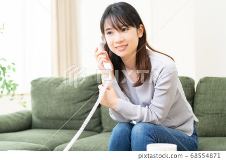 Young woman making a phone call 68554871