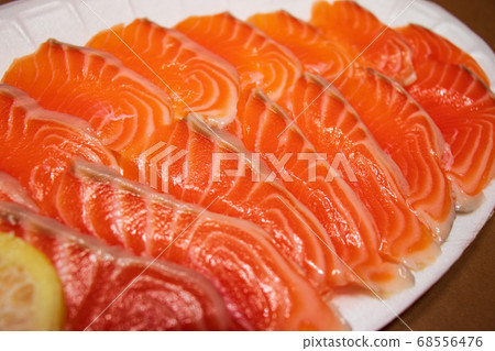 新鮮三文魚刺身，三文魚刺身 68556476