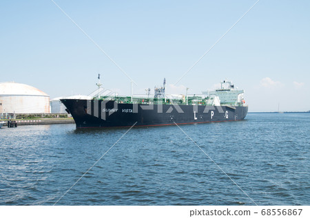 Scenery of an LPG ship handling cargo at Kawasaki Port 68556867