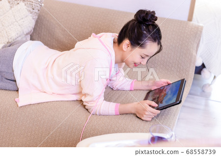 女人看著平板電腦上的旅行照片 68558739