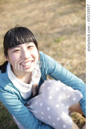 看照相機的微笑的女孩 68558957