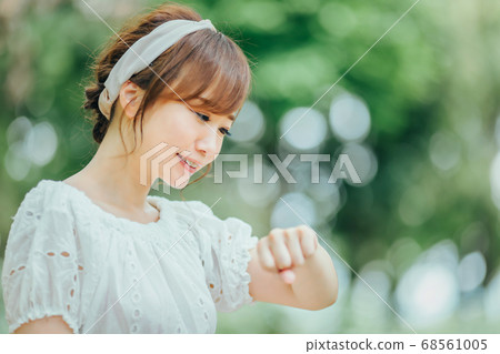 Women watching clock Women watching clock 68561005