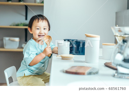 一個小男孩在廚房裡微笑著做飯,孩子們做飯 一個小男孩在廚房裡微笑著做飯,孩子們做飯 68561760