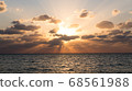 令人敬畏的日落（沖繩縣石垣島） 68561988