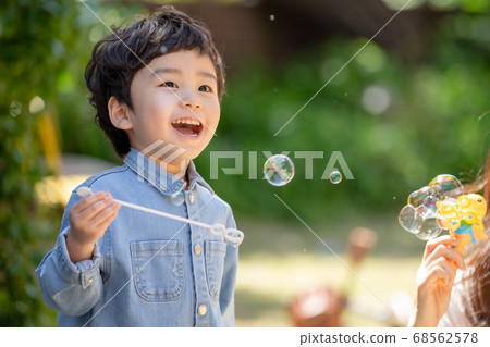 Children lifestyle play 68562578