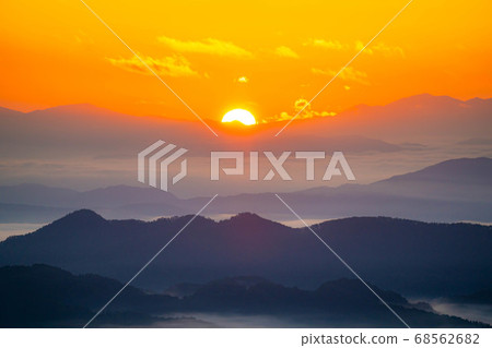 Sunrise from the mountains [Nagano Prefecture] 68562682