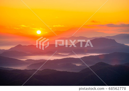 Sunrise from the mountains [Nagano Prefecture] 68562778
