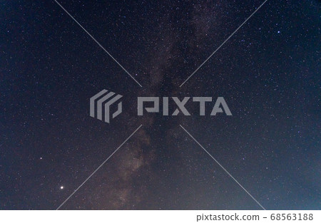 夏天的銀河系和向日葵田 68563188