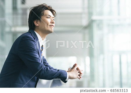 A young businessman 68563313