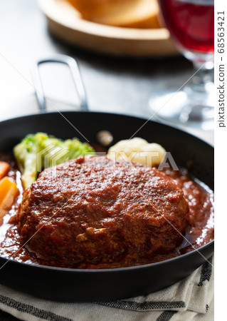 Braised hamburger steak 68563421