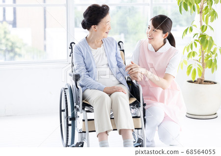 護理圖像高級婦女和照顧者的肖像 護理圖像高級婦女和照顧者的肖像 68564055