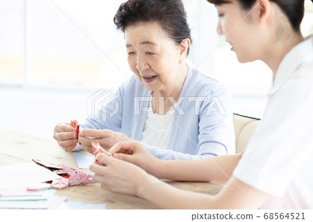 護理圖像高級婦女和保姆折疊摺紙 68564521