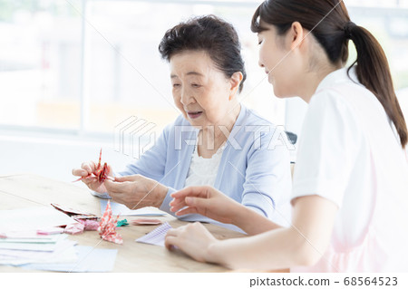 護理圖像高級婦女和保姆折疊摺紙 68564523