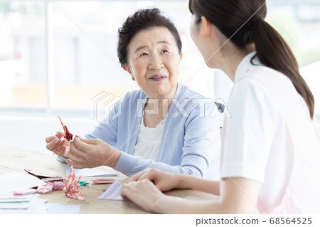 護理圖像高級婦女和保姆折疊摺紙 68564525