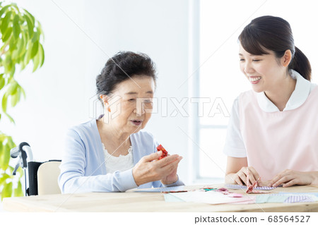 護理圖像高級婦女和保姆折疊摺紙 護理圖像高級婦女和保姆折疊摺紙 68564527