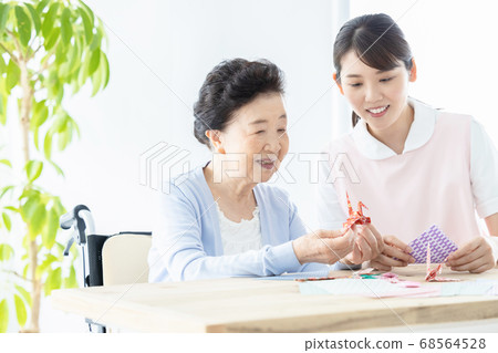 護理圖像高級婦女和保姆折疊摺紙 68564528