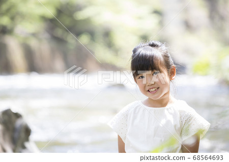 一件白色禮服的女孩有河和夏天圖像的 68564693