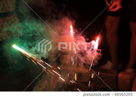 孩子們在夏日的夜晚享受煙花 68565205