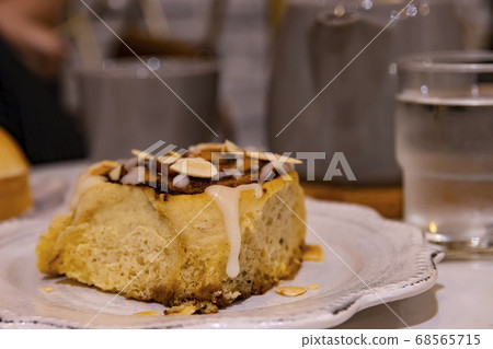 淋著糖霜的肉桂捲 68565715