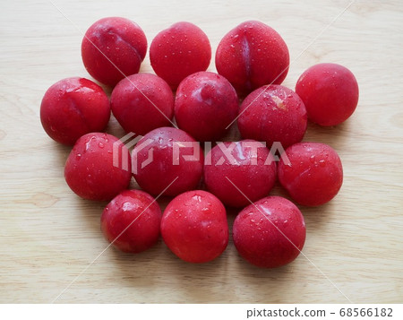 Fresh organic fruit plums from Korea 68566182
