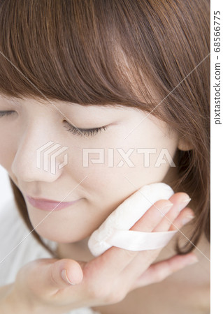 Woman doing make-up 68566775