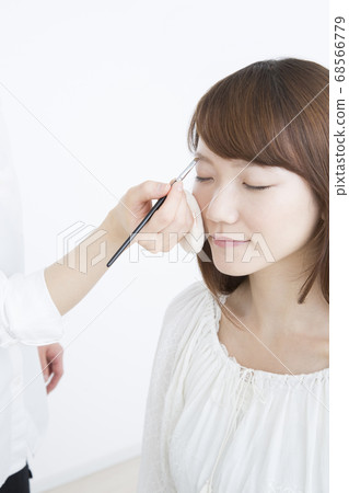 女人化妝 68566779