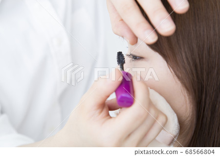 A woman to make up 68566804